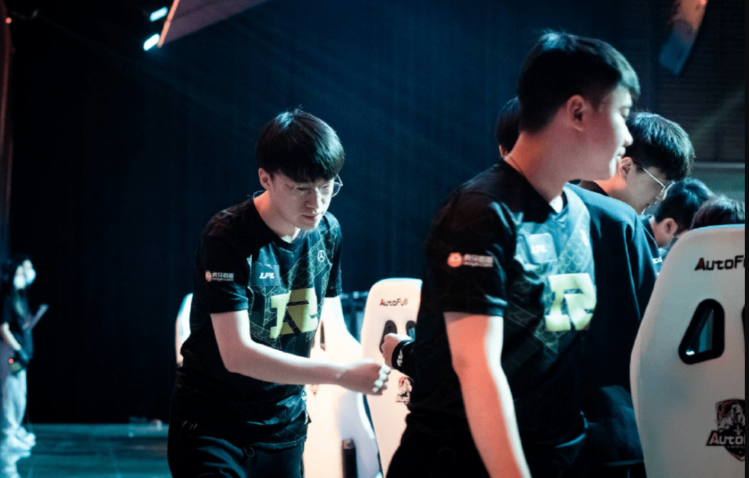 AYX-包含Uzi回归赛场，连败首场状态亮眼，加拿大队观众沸腾！的词条